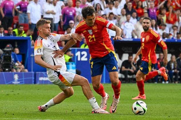 05.07.2024, xsltx, Fussball EM 2024 1 4 Finale, Deutschland - Spanien emspor, v.l. Florian Wirtz (Deutschland), Mikel Oyarzabal (Spanien) Zweikampf, Aktion, action, battle for the ball (DFL DFB REGULATIONS PROHIBIT ANY USE OF PHOTOGRAPHS as IMAGE SEQUENCES and or QUASI-VIDEO) Stuttgart