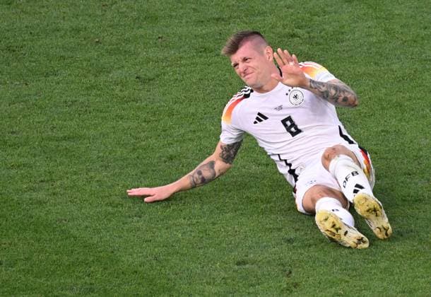05.07.2024, xjhx, Fussball EM 2024 1 4 Finale, Deutschland - Spanien emspor, v.l. Toni Kroos (Deutsche Fussball Nationalmannschaft DFB) verletzt, Verletzung, (DFL DFB REGULATIONS PROHIBIT ANY USE OF PHOTOGRAPHS as IMAGE SEQUENCES and or QUASI-VIDEO) Stuttgart