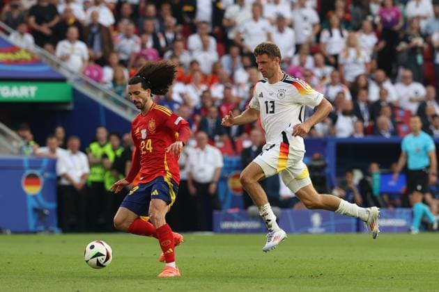 im Zweikampf, Aktion, mit Marc Cucurella 24 (Spanien) und Thomas Mueller 13 (Deutschland), Spanien vs. Deutschland, Fussball, UEFA EURO, EM, Europameisterschaft,Fussball 2024, Viertelfinale, 05.07.2024 Stuttgart Baden-Wuerttemberg Deutschland