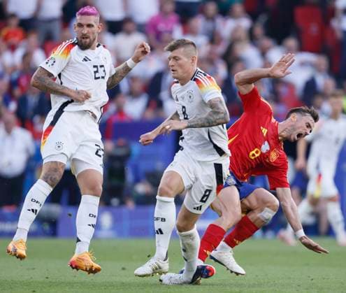 Spain v Germany: Quarter-Final - UEFA EURO, EM, Europameisterschaft,Fussball 2024 Robert Andrich and Toni Kroos of Germany and Fabian Ruiz of Spain challenge during the UEFA EURO 2024 quarter-final match between Spain and Germany at Stuttgart Arena on July 5, 2024 in Stuttgart, Germany. Stuttgart Stuttgart Arena Germany Germany Copyright: xRichardxSellers Sportsphoto APLx 14044188