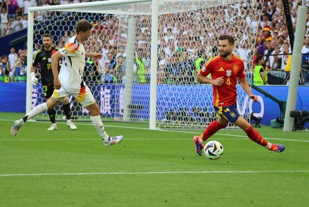 05.07.2024, Fussball, Herren, UEFA Europameisterschaft 2024, Quarter Final, Viertelfinale, Spanien - Deutschland, Thomas Mueller (Deutschland), Nacho Fernandez (Spanien) Stuttgart MHP-Arena Baden-Württemberg Deutschland (DE) Copyright: xSebastianxBachx