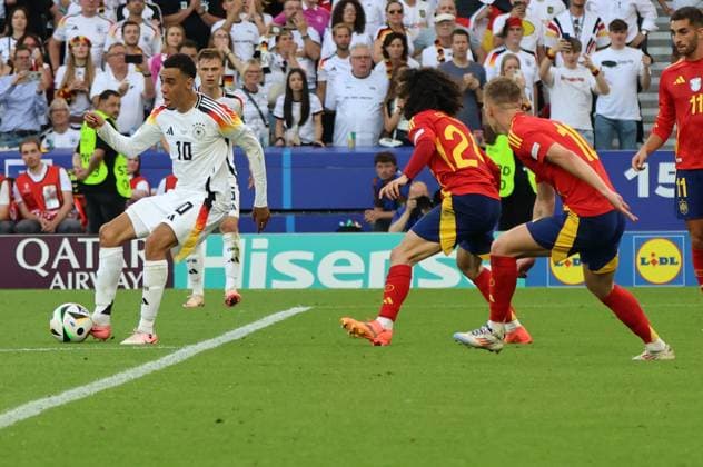 05.07.2024, Fussball, Herren, UEFA Europameisterschaft 2024, Quarter Final, Viertelfinale, Spanien - Deutschland, Jamal Musiala (Deutschland), Marc Cucurella (Spanien), Dani Olmo (Spanien) Stuttgart MHP-Arena Baden-Württemberg Deutschland (DE) Copyright: xSebastianxBachx