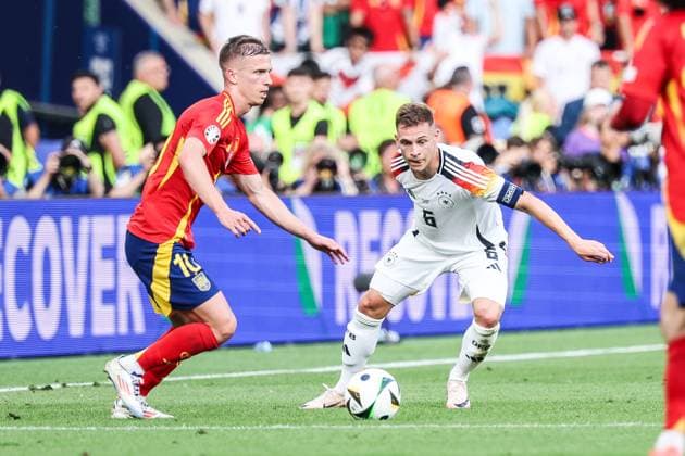 Fussball, UEFA EURO, EM, Europameisterschaft,Fussball 2024 Viertelfinale Spanien - Deutschland 05.07.2024, Stuttgart Arena Dani Olmo (Spanien, 10) Joshua Kimmich (Deutschland, 6) Stuttgart Stuttgart Arena Baden-Württemberg Deutschland