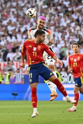 05.07.2024, xscotx, Fussball EM 2024 Viertelfinale, Spanien - Deutschland, emspor, v.l. Robert Andrich (Deutsche Fussball Nationalmannschaft DFB) Ferran Torres Garcia (Spanien) Zweikampf, Aktion, action, battle for the ball Stuttgart