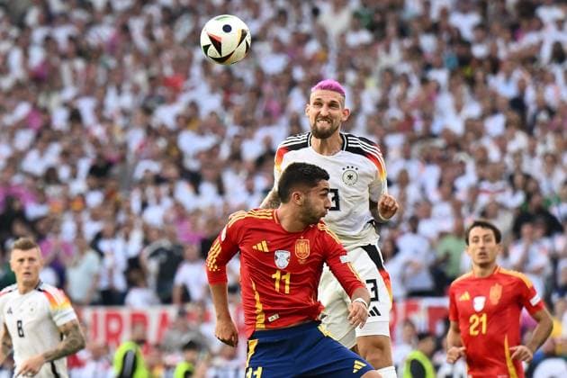 05.07.2024, xscotx, Fussball EM 2024 Viertelfinale, Spanien - Deutschland, emspor, v.l. Robert Andrich (Deutsche Fussball Nationalmannschaft DFB) Ferran Torres Garcia (Spanien) Zweikampf, Aktion, action, battle for the ball Stuttgart