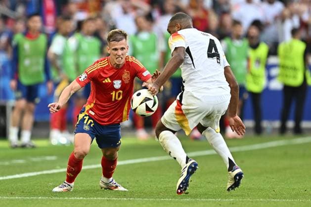 05.07.2024, xscotx, Fussball EM 2024 Viertelfinale, Spanien - Deutschland, emspor, v.l. Daniel Olmo Carvajal (Spanien) Jonathan Tah (Deutsche Fussball Nationalmannschaft DFB) Zweikampf, Aktion, action, battle for the ball Stuttgart