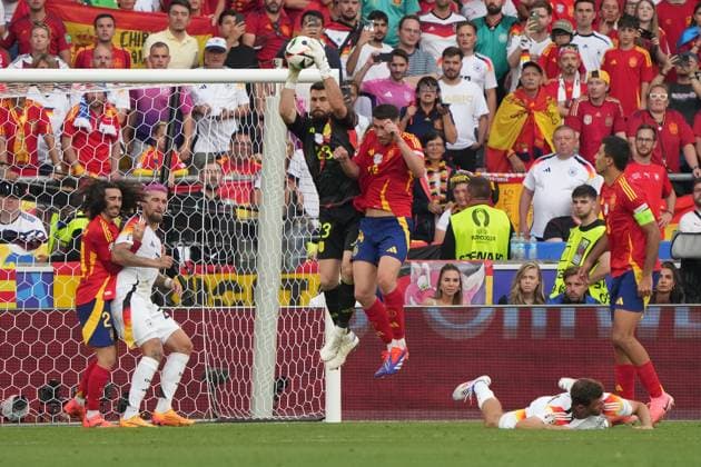 Torwart Goalie Unai Simon (Spanien Spain, 23) hält - Stuttgart 05.07.2024: Deutschland vs. Spanien, EURO2024, Viertelfinale, M45, EM-Arena Stuttgart