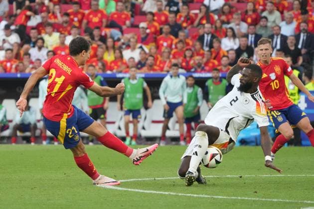 Antonio Rüdiger (Deutschland Germany, 02) blockt den Schuss von Mikel Oyarzabal (Spanien Spain, 21) - Stuttgart 05.07.2024: Deutschland vs. Spanien, EURO2024, Viertelfinale, M45, EM-Arena Stuttgart