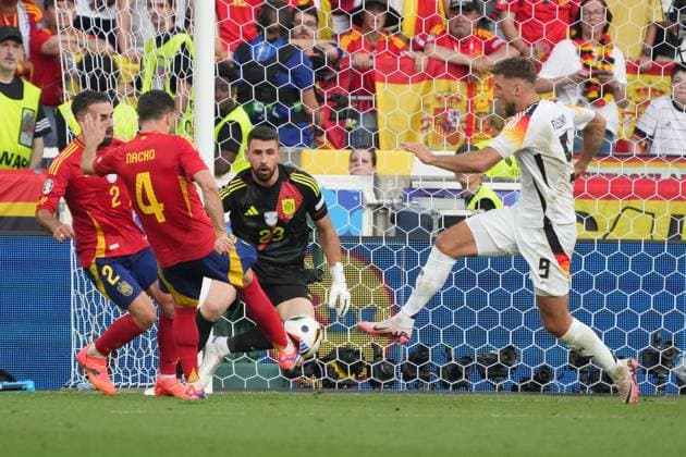 Niclas Füllkrug (Deutschland Germany, 09) greift anh - Stuttgart 05.07.2024: Deutschland vs. Spanien, EURO2024, Viertelfinale, M45, EM-Arena Stuttgart