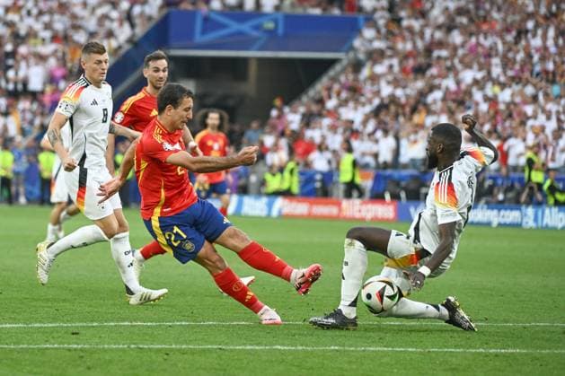 05.07.2024, xpsx, Fussball EM 2024 1 4 Finale, Deutschland - Spanien emspor, v.l. Mikel Oyarzabal (Spanien, 21), Antonio Ruediger (Rüdiger, Deutschland, 2) Zweikampf, Duell, Kampf, tackle (DFL DFB REGULATIONS PROHIBIT ANY USE OF PHOTOGRAPHS as IMAGE SEQUENCES and or QUASI-VIDEO) Stuttgart