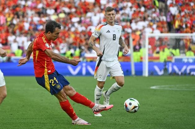 05.07.2024, xpsx, Fussball EM 2024 1 4 Finale, Deutschland - Spanien emspor, v.l. Mikel Oyarzabal (Spanien, 21) schiesst den Ball aufs Tor, Torschuss, Schuss (DFL DFB REGULATIONS PROHIBIT ANY USE OF PHOTOGRAPHS as IMAGE SEQUENCES and or QUASI-VIDEO) Stuttgart