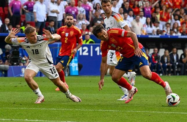 05.07.2024, xsltx, Fussball EM 2024 1 4 Finale, Deutschland - Spanien emspor, v.l. Maximilian Mittelstaedt (Deutschland), Mikel Oyarzabal (Spanien) Zweikampf, Aktion, action, battle for the ball (DFL DFB REGULATIONS PROHIBIT ANY USE OF PHOTOGRAPHS as IMAGE SEQUENCES and or QUASI-VIDEO) Stuttgart