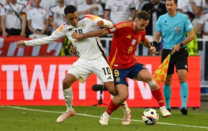 05.07.2024, xsltx, Fussball EM 2024 1 4 Finale, Deutschland - Spanien emspor, v.l. Jamal Musiala (Deutschland), Fabian (Spanien) Zweikampf, Aktion, action, battle for the ball (DFL DFB REGULATIONS PROHIBIT ANY USE OF PHOTOGRAPHS as IMAGE SEQUENCES and or QUASI-VIDEO) Stuttgart