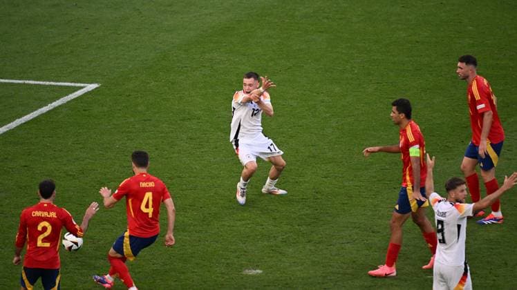 05.07.2024, xjhx, Fussball EM 2024 1 4 Finale, Deutschland - Spanien emspor, v.l. Florian Wirtz (Deutsche Fussball Nationalmannschaft DFB) gibt Anweisungen, gestikuliert, mit den Armen gestikulieren gives instructions, gesticulate handspiel (DFL DFB REGULATIONS PROHIBIT ANY USE OF PHOTOGRAPHS as IMAGE SEQUENCES and or QUASI-VIDEO) Stuttgart