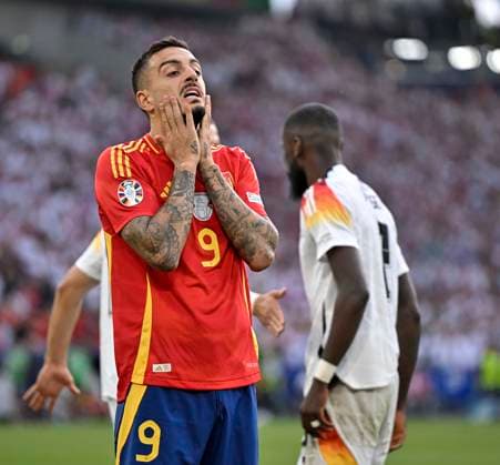 05.07.2024, Fussball UEFA EURO, EM, Europameisterschaft,Fussball 2024, Viertelfinale, Spanien - Deutschland, in der Stuttgart-Arena. Joselu (Spanien) schlägt die Hände vors Gesicht,