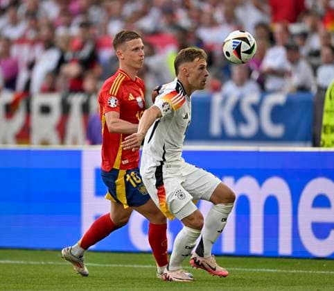 05.07.2024, Fussball UEFA EURO, EM, Europameisterschaft,Fussball 2024, Viertelfinale, Spanien - Deutschland, in der Stuttgart-Arena. v.l. Dani Olmo (Spanien) gegen Josua Kimmich (Deutschland)