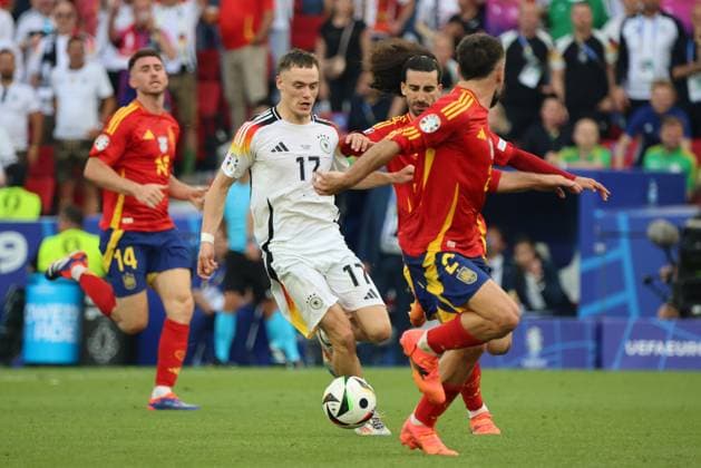 05.07.2024, Fussball, Herren, UEFA Europameisterschaft 2024, Quarter Final, Viertelfinale, Spanien - Deutschland, Florian Wirtz (Deutschland), Daniel Carvajal (Spanien), Aymeric Laporte (Spanien), Marc Cucurella (Spanien) Stuttgart MHP-Arena Baden-Württemberg Deutschland (DE) Copyright: xSebastianxBachx