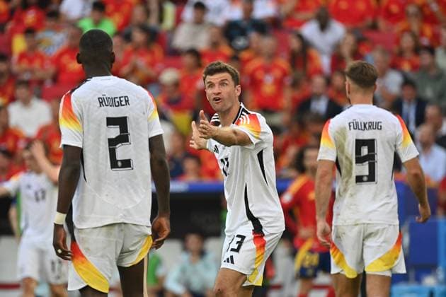 05.07.2024, xjrdrx, Fussball EM 2024 1 4 Finale, Deutschland - Spanien emspor, v.l. Thomas Müller (Deutsche Fussball Nationalmannschaft DFB) gibt Anweisungen, gestikuliert, mit den Armen gestikulieren gives instructions, gesticulate Antonio Rüdiger (Deutsche Fussball Nationalmannschaft DFB) (DFL DFB REGULATIONS PROHIBIT ANY USE OF PHOTOGRAPHS as IMAGE SEQUENCES and or QUASI-VIDEO) Stuttgart