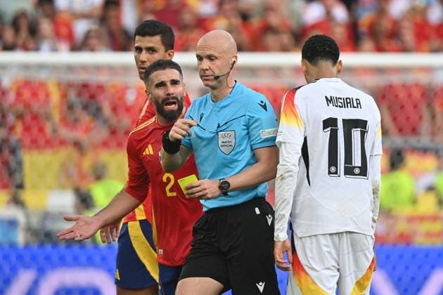 05.07.2024, xjrdrx, Fussball EM 2024 1 4 Finale, Deutschland - Spanien emspor, v.l. Schiedsrichter Referee Anthony Taylor (England) Daniel Carvajal Ramos (Spanien) (DFL DFB REGULATIONS PROHIBIT ANY USE OF PHOTOGRAPHS as IMAGE SEQUENCES and or QUASI-VIDEO) Stuttgart