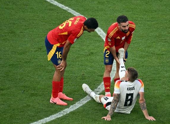 05.07.2024, xjhx, Fussball EM 2024 1 4 Finale, Deutschland - Spanien emspor, v.l. Rodrigo Hernandez Cascante (Spanien), Daniel Carvajal Ramos (Spanien), Toni Kroos (Deutsche Fussball Nationalmannschaft DFB) krämpfe (DFL DFB REGULATIONS PROHIBIT ANY USE OF PHOTOGRAPHS as IMAGE SEQUENCES and or QUASI-VIDEO) Stuttgart