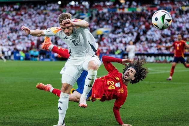 UEFA EURO, EM, Europameisterschaft,Fussball 2024: Spanien - Deutschland; 05.07.2024 Joshua Kimmich (Deutschland, 6), Marc Cucurella (Spanien, 24) im Zweikampf UEFA EURO 2024: Spanien - Deutschland; Stuttgart Arena, Stuttgart am 05.07.2024 Copyright: xBEAUTIFULxSPORTS Wunderlx