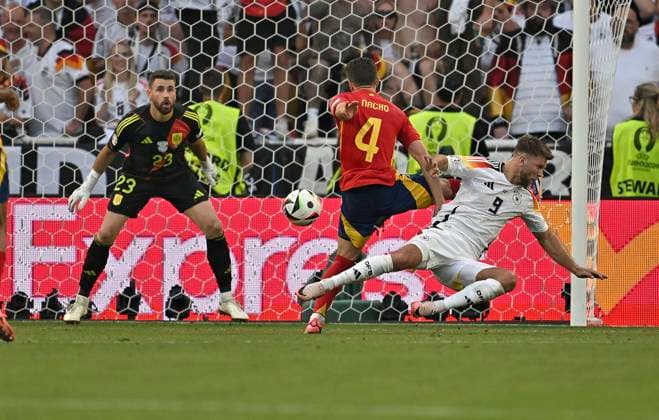 05.07.2024, Fussball UEFA EURO, EM, Europameisterschaft,Fussball 2024, Viertelfinale, Spanien - Deutschland, in der Stuttgart-Arena. v.l. Torwart Simon Unai (Spanien), Nacho (Spanien) und Niclas Füllkrug (Deutschland) bei einer Torchance