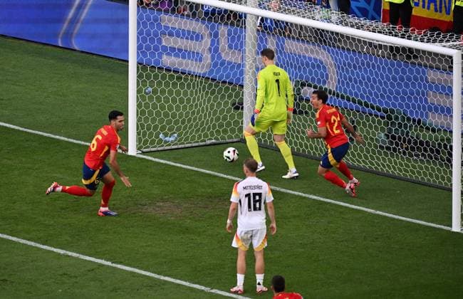 05.07.2024, xjhx, Fussball EM 2024 1 4 Finale, Deutschland - Spanien emspor, v.l. Mikel Merino Zazon (Spanien) celebrate the goal, Der Torjubel zum 2:1 (DFL DFB REGULATIONS PROHIBIT ANY USE OF PHOTOGRAPHS as IMAGE SEQUENCES and or QUASI-VIDEO) Stuttgart