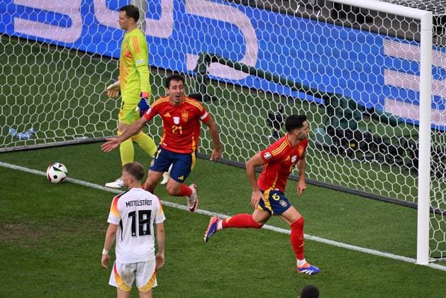 05.07.2024, xjhx, Fussball EM 2024 1 4 Finale, Deutschland - Spanien emspor, v.l. Mikel Merino Zazon (Spanien) celebrate the goal, Der Torjubel zum 2:1 (DFL DFB REGULATIONS PROHIBIT ANY USE OF PHOTOGRAPHS as IMAGE SEQUENCES and or QUASI-VIDEO) Stuttgart