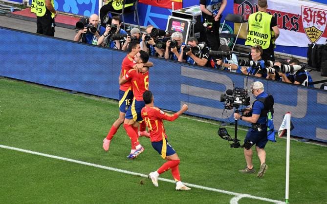 05.07.2024, xjhx, Fussball EM 2024 1 4 Finale, Deutschland - Spanien emspor, v.l. Mikel Merino Zazon (Spanien) celebrate the goal, Der Torjubel zum 2:1 (DFL DFB REGULATIONS PROHIBIT ANY USE OF PHOTOGRAPHS as IMAGE SEQUENCES and or QUASI-VIDEO) Stuttgart