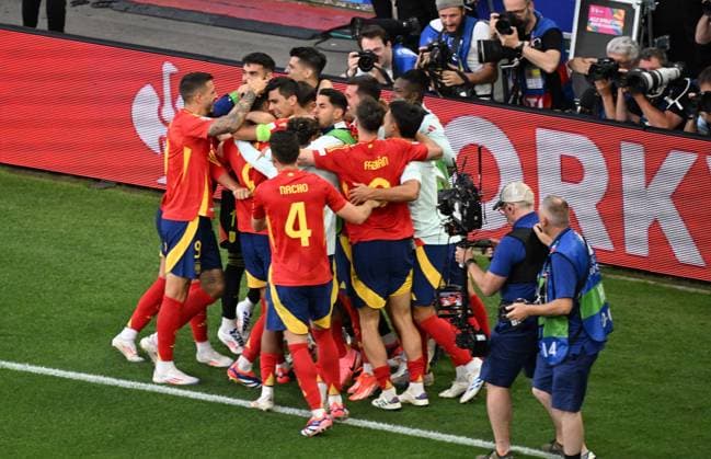 05.07.2024, xjhx, Fussball EM 2024 1 4 Finale, Deutschland - Spanien emspor, v.l. Mikel Merino Zazon (Spanien) celebrate the goal, Der Torjubel zum 2:1 (DFL DFB REGULATIONS PROHIBIT ANY USE OF PHOTOGRAPHS as IMAGE SEQUENCES and or QUASI-VIDEO) Stuttgart