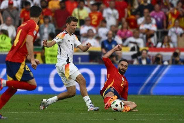 05.07.2024, xpsx, Fussball EM 2024 1 4 Finale, Deutschland - Spanien emspor, v.l. Thomas Mueller (Müller, Deutschland, 13), Daniel Carvajal (Spanien, 2) Zweikampf, Duell, Kampf, tackle (DFL DFB REGULATIONS PROHIBIT ANY USE OF PHOTOGRAPHS as IMAGE SEQUENCES and or QUASI-VIDEO) Stuttgart