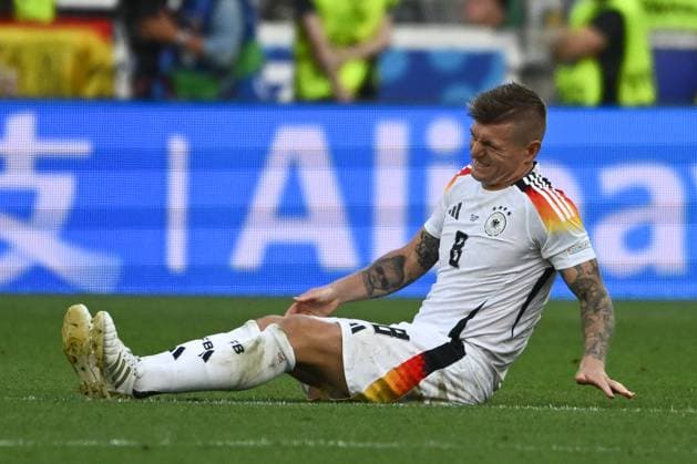 05.07.2024, xpsx, Fussball EM 2024 1 4 Finale, Deutschland - Spanien emspor, v.l. Toni Kroos (Deutschland, 8) verletzt, Verletzung, injury, injured (DFL DFB REGULATIONS PROHIBIT ANY USE OF PHOTOGRAPHS as IMAGE SEQUENCES and or QUASI-VIDEO) Stuttgart