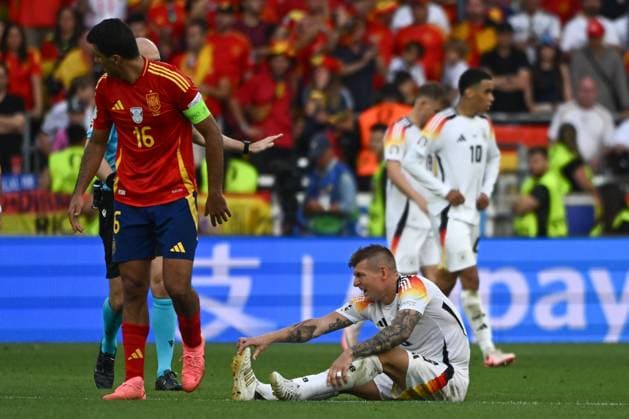 05.07.2024, xpsx, Fussball EM 2024 1 4 Finale, Deutschland - Spanien emspor, v.l. Toni Kroos (Deutschland, 8) verletzt, Verletzung, injury, injured (DFL DFB REGULATIONS PROHIBIT ANY USE OF PHOTOGRAPHS as IMAGE SEQUENCES and or QUASI-VIDEO) Stuttgart