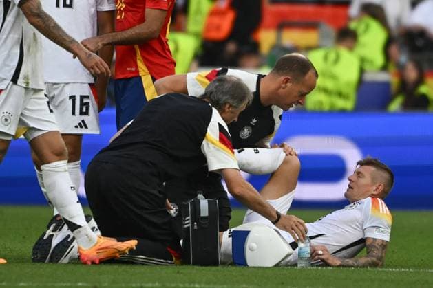 05.07.2024, xpsx, Fussball EM 2024 1 4 Finale, Deutschland - Spanien emspor, v.l. Toni Kroos (Deutschland, 8) verletzt, Verletzung, injury, injured (DFL DFB REGULATIONS PROHIBIT ANY USE OF PHOTOGRAPHS as IMAGE SEQUENCES and or QUASI-VIDEO) Stuttgart