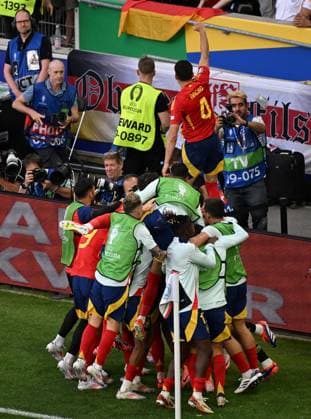 Sport Themen der Woche KW27 Sport Bilder des Tages 05.07.2024, xjhx, Fussball EM 2024 1 4 Finale, Deutschland - Spanien emspor, v.l. Mikel Merino Zazon (Spanien) celebrate the goal, Der Torjubel zum 2:1 (DFL DFB REGULATIONS PROHIBIT ANY USE OF PHOTOGRAPHS as IMAGE SEQUENCES and or QUASI-VIDEO) Stuttgart *** 05 07 2024, xjhx, Football EM 2024 1 4 Final, Germany Spain emspor, v l Mikel Merino Zazon Spain celebrate the goal, Der Torjubel zum 2 1 DFL DFB REGULATIONS PROHIBIT ANY USE OF PHOTOGRAPHS as IMAGE SEQUENCES and or QUASI VIDEO Stuttgart