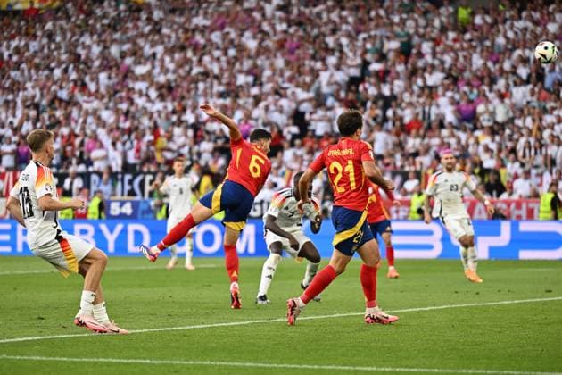 05.07.2024, xscotx, Fussball EM 2024 Viertelfinale, Spanien - Deutschland, emspor, v.l. Mikel Merino Zazon (Spanien) erzielt das Tor zum scores the goal 2:1 Stuttgart