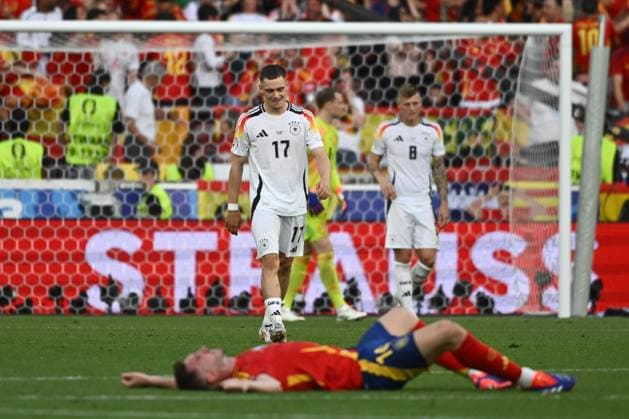 05.07.2024, xpsx, Fussball EM 2024 1 4 Finale, Deutschland - Spanien emspor, v.l. Florian Wirtz (Deutschland, 17) enttaeuscht, enttäuscht, schaut enttaeuscht, niedergeschlagen, disappointed (DFL DFB REGULATIONS PROHIBIT ANY USE OF PHOTOGRAPHS as IMAGE SEQUENCES and or QUASI-VIDEO) Stuttgart