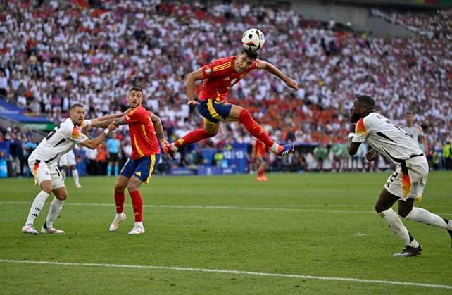 05.07.2024, Fussball UEFA EURO, EM, Europameisterschaft,Fussball 2024, Viertelfinale, Spanien - Deutschland, in der Stuttgart-Arena. Mikel Merino (Spanien) trifft zum 2:1 Antonio Rüdiger (Deutschland) kommt zu spät