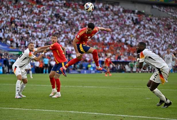 05.07.2024, Fussball UEFA EURO, EM, Europameisterschaft,Fussball 2024, Viertelfinale, Spanien - Deutschland, in der Stuttgart-Arena. Mikel Merino (Spanien) trifft zum 2:1 Antonio Rüdiger (Deutschland) kommt zu spät