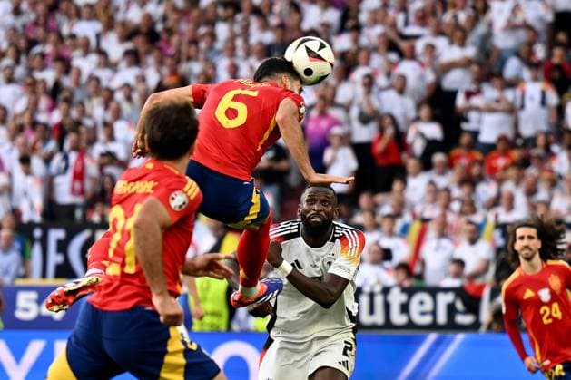 05.07.2024, xscotx, Fussball EM 2024 Viertelfinale, Spanien - Deutschland, emspor, v.l. Mikel Merino Zazon (Spanien) erzielt das Tor zum scores the goal 2:1 Stuttgart