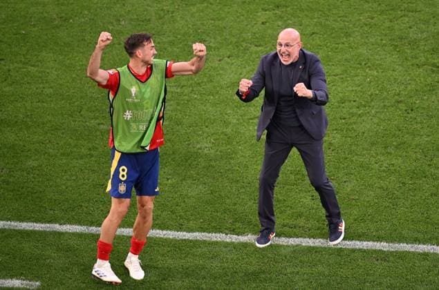 05.07.2024, xjhx, Fussball EM 2024 1 4 Finale, Deutschland - Spanien emspor, v.l. Fabian Ruiz Pena (Spanien), Trainer Head Coach Luis De LA Fuente (Spanien) jubeln jubelt nach Spielende celebrate at the end of the match. (DFL DFB REGULATIONS PROHIBIT ANY USE OF PHOTOGRAPHS as IMAGE SEQUENCES and or QUASI-VIDEO) Stuttgart
