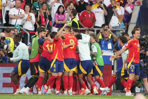 celebrate the goal, Torjubel zum 1:2 Mikel Merino (Spanien Spain, 06) - Stuttgart 05.07.2024: Deutschland vs. Spanien, EURO2024, Viertelfinale, M45, EM-Arena Stuttgart