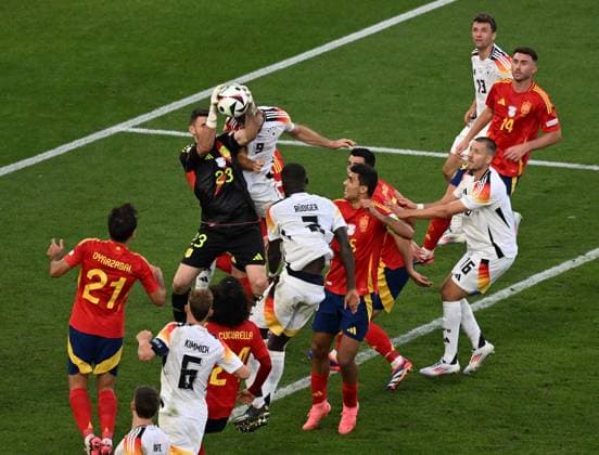 05.07.2024, xjhx, Fussball EM 2024 1 4 Finale, Deutschland - Spanien emspor, v.l. Unai Simon Mendibil (Spanien), Niclas Füllkrug (Deutsche Fussball Nationalmannschaft DFB) (DFL DFB REGULATIONS PROHIBIT ANY USE OF PHOTOGRAPHS as IMAGE SEQUENCES and or QUASI-VIDEO) Stuttgart