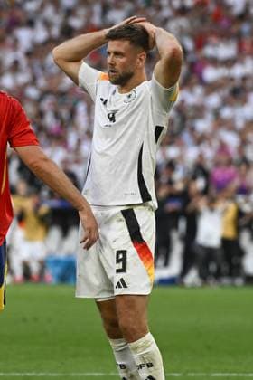 05.07.2024, xpsx, Fussball EM 2024 1 4 Finale, Deutschland - Spanien emspor, v.l. Niclas Fuellkrug (Füllkrug, Deutschland, 9) enttaeuscht, enttäuscht, schaut enttaeuscht, niedergeschlagen, disappointed (DFL DFB REGULATIONS PROHIBIT ANY USE OF PHOTOGRAPHS as IMAGE SEQUENCES and or QUASI-VIDEO) Stuttgart