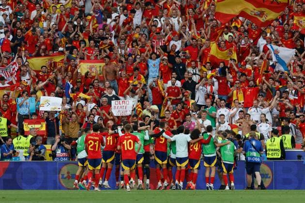 Spain s players jubilate after defeating Germany in their UEFA EURO, EM, Europameisterschaft,Fussball 2024 s quarter-finals game at MHPArena stadium in Stuttgart, Germany, 05 July 2024. Spain vs. Germany !ACHTUNG: NUR REDAKTIONELLE NUTZUNG!  Copyright: xJ.JxGuillenx GRAF2381 20240705-55014072644_1