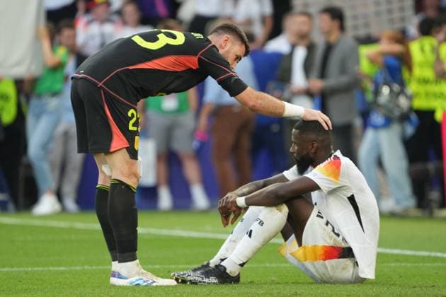 Antonio Rüdiger (Deutschland Germany, 02) wird von Torwart Goalie Unai Simon (Spanien Spain, 23) getröstet - Stuttgart 05.07.2024: Deutschland vs. Spanien, EURO2024, Viertelfinale, M45, EM-Arena Stuttgart