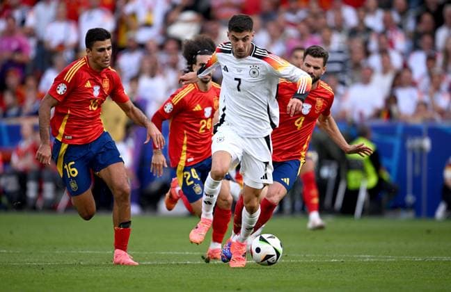 Fussball Euro 2024 Viertelfinale 05.07.2024 Spanien - Deutschland Rodri (li, Spanien) gegen Kai Havertz (mitte, Deutschland) gegen Nacho Monreal (re, Spanien)