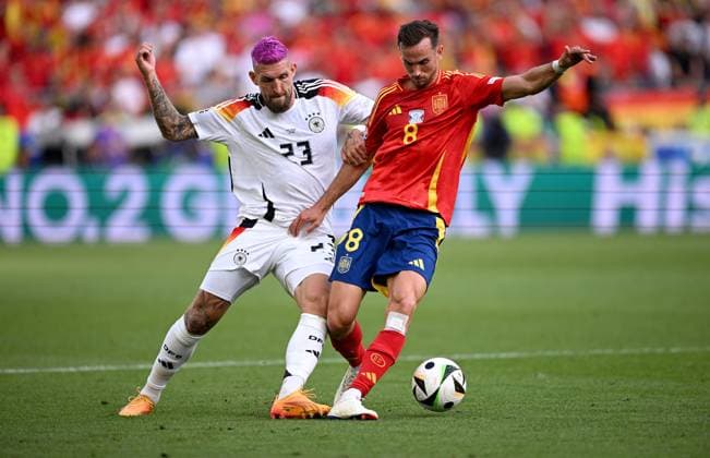 Fussball Euro 2024 Viertelfinale 05.07.2024 Spanien - Deutschland Robert Andrich (li, Deutschland) gegen Fabian Ruiz (re, Spanien)