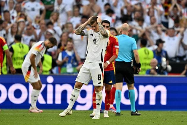 05.07.2024, xscotx, Fussball EM 2024 Viertelfinale, Spanien - Deutschland, emspor, v.l. Toni Kroos (Deutsche Fussball Nationalmannschaft DFB) traurig, enttäuscht, frustriert, niedergeschlagen Stuttgart