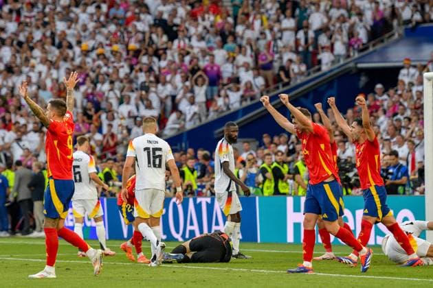 Schlussjubel Schlußjubel Emotion Freude der Mannschaft von Spanien 05.07.2024 Fussball Europameisterschaft in Deutschland Spanien vs Deutschland , Neckarpark Stadion, Stuttgart, Baden Württemberg Germany